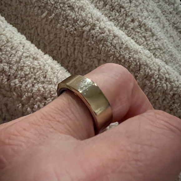 Oura ring size 9. Horizon gold.
Charger included. - Picture 2 of 5
